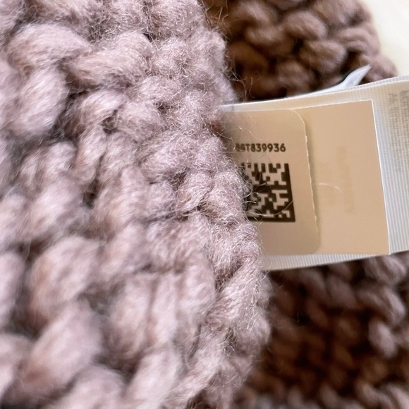 The North Face Women’s Coziest Hand Knit Beanie - Picture 5 of 7